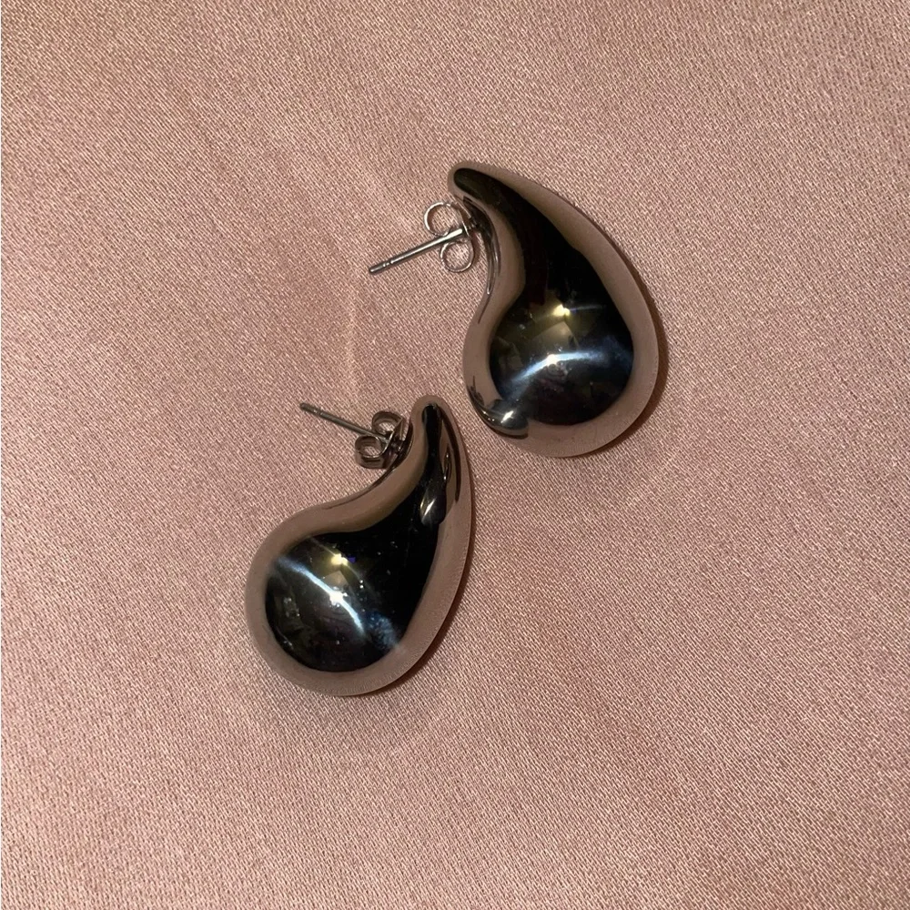 Chic Silver Teardrop Stud Earrings | 18K Gold-Plated